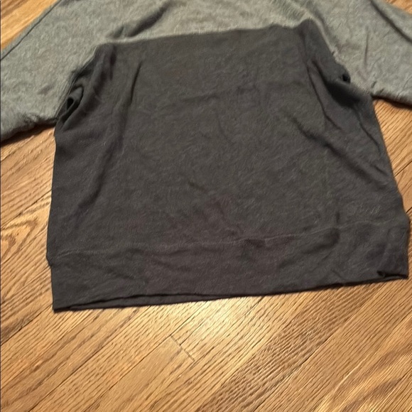Aeropostale Gray Short Sleeve Tee with Color-Block Design - Picture 5 of 10